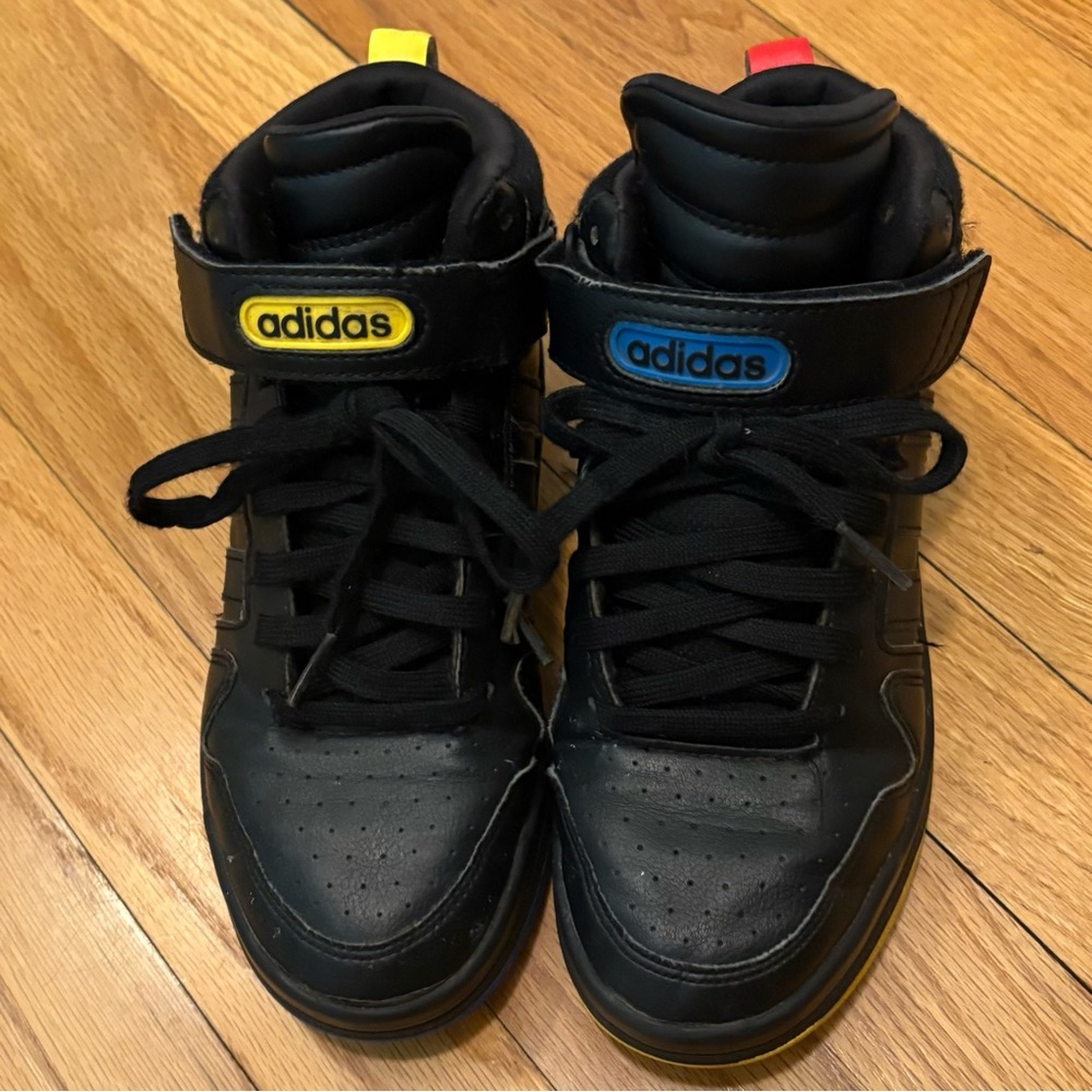 ✨ ADIDAS ✨ Boys Black Hightop Velcro Basketball Sneakers Color Accents Size 3.5Y